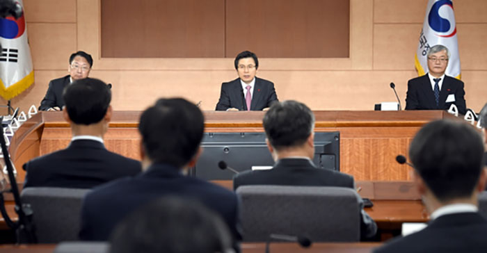 Acting_President_Briefing_Session_0106_02.jpg