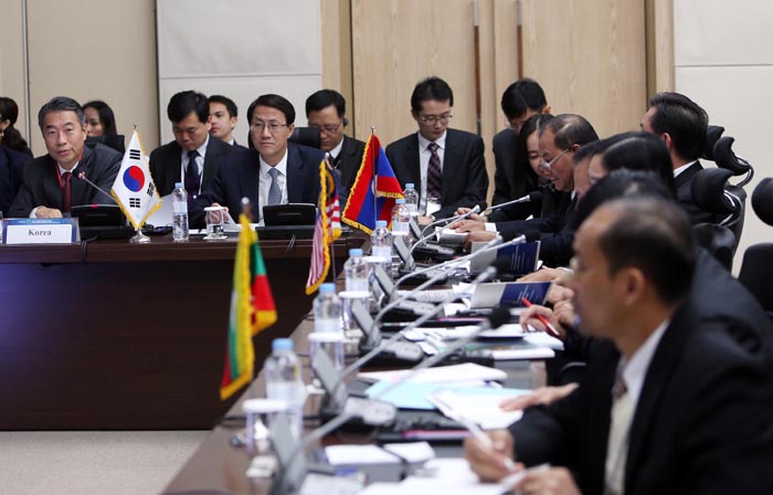 Korean Minister of Government Administration & Home Affairs Chong Jong-sup (left) and his counterparts from the 10 ASEAN countries attend the ASEAN-Korea ministerial roundtable on public administration at the BEXCO center in Busan on December 12. 
