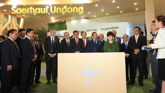 President Park Geun-hye and leaders of the 10 ASEAN countries are briefed on the rural development <i>Saemaul Undong</i> campaign at a special exhibition on innovation in public administration in Korea and ASEAN on December 12 at the BEXCO center in Busan. 