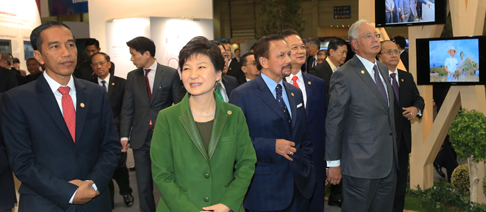 President Park Geun-hye (second from left) and her counterparts from the 10 ASEAN countries tour a sideline exhibition on innovation in public administration at the BEXCO center in Busan on December 12. 