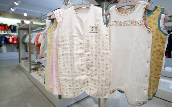 Long vests are on display at NEXTMOM. The vests are designed for toddlers who kick off their blanket while sleeping. Innovative products such as these receive favorable responses from customers.