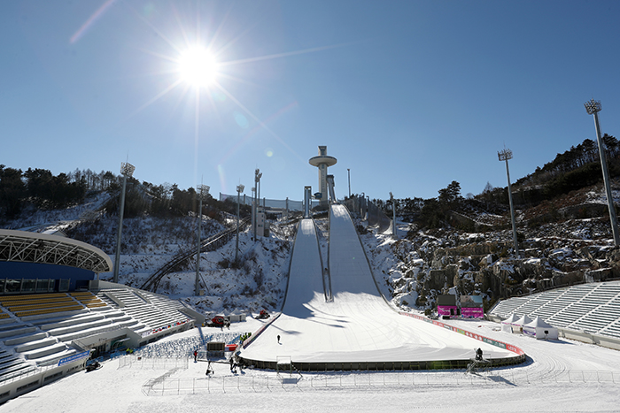 The PyeongChang 2018 Olympic and Paralympic Winter Games will be the largest in history, with 2,925 athletes from 92 countries competing for 102 gold medals in the Olympics this year. (Korea.net DB)