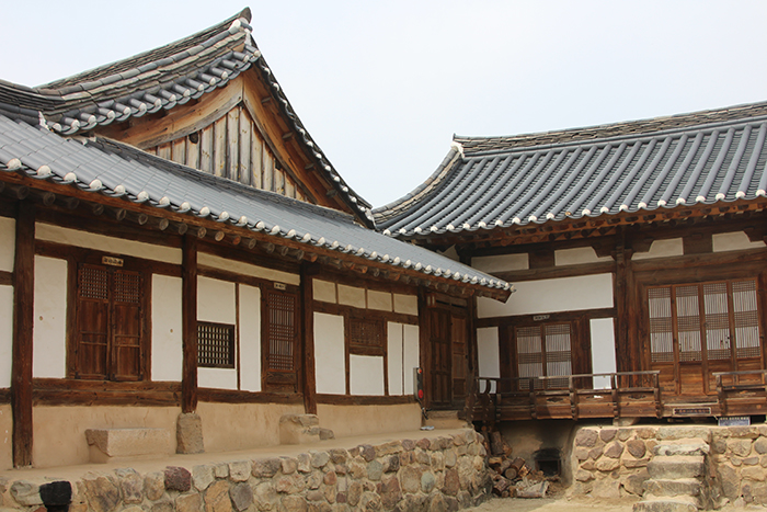 The head family of the Pungsan Ryu clan continues to live at the Yangjindang House.