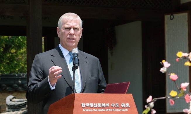British Prince Andrew on May 14 reads a message from his mother, Queen Elizabeth II, at Damyeonjae House in Hahoe Folk Village in Andong, Gyeongsangbuk-do Province. Damyeonjae is where the queen received a birthday banquet when she visited the village 20 years prior. (Duke of York Twitter)