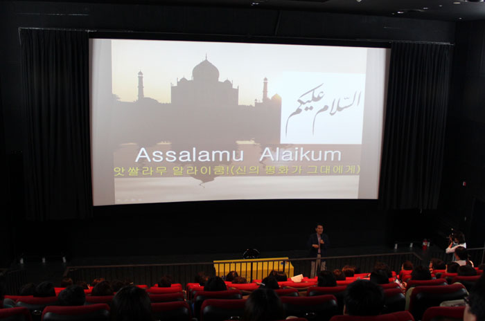 A special lecture is held on the theme of Arab society and the arts.