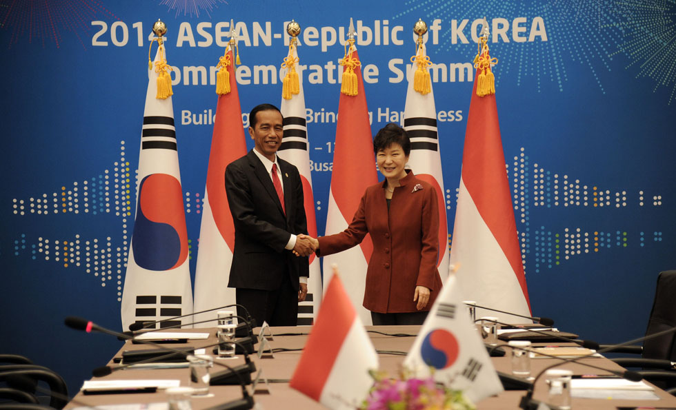 On December 11, President Park Geun-hye (right) and Indonesian President Joko Widodo shake hands before holding a summit meeting at the BEXCO convention center in Busan. 