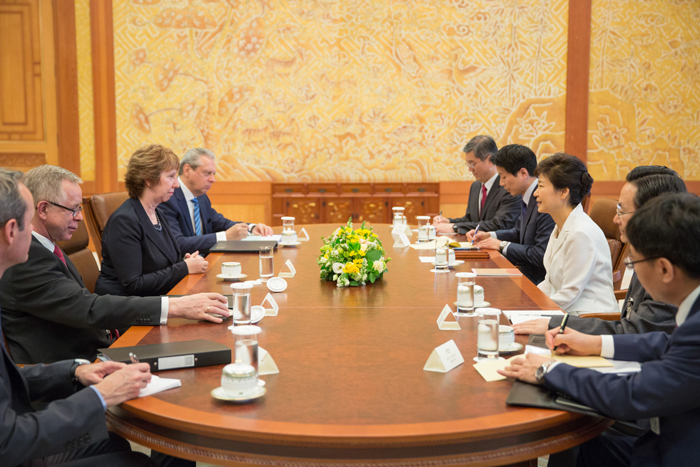 President Park Geun-hye (right) meets the delegation led by Catherine Ashton (third from left), high representative of the union for foreign affairs and security policy of the European Commission, at Cheong Wa Dae. (photo: Cheong Wa Dae) 