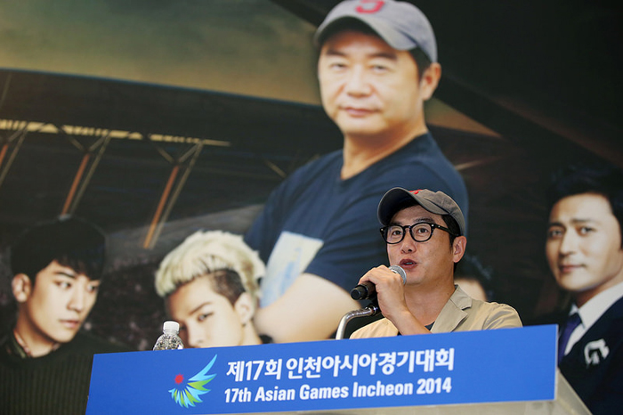 Chief director for of the Asian Games opening ceremony Lim Kwon-Taek (top) and artistic director Jang Jin talk about their plans for the ceremony during a press conference on September 27. (photos: Jeon Han) 