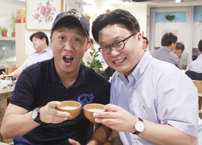 Professor Seo Kyoung-duk of Sungshin Women’s University and comedian Jeong Jun-ha make a toast with makegeolli. (photo: @SeoKyoungduk twitter)
