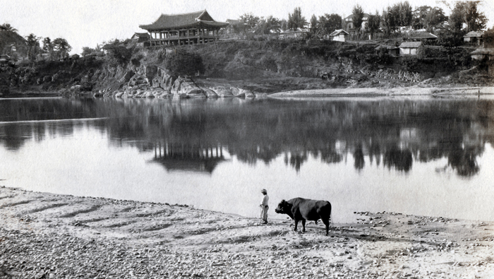 A photograph of Jinju Fortress taken by an Australian missionary. (photo courtesy of the KCC, Australia) 