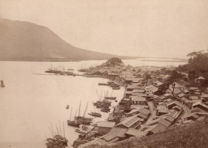 (Top) Women carry loads on their heads at the old Port of Busan. (Bottom) A view of the Port of Busan today. (photos courtesy of the KCC, Australia)
