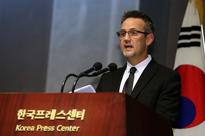 Mitchell Bell, Marvel Studios vice president of physical production, gives welcoming remarks at the MOU signing ceremony, alongside local authorities, at the location of an upcoming shoot for “Avengers: Age of Ultron,” on March 18. (photo: Jeon Han)
