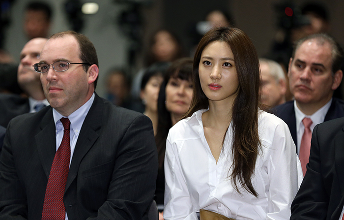 Cast as a supporting actress, Soo-hyun (right), attending the MOU signing ceremony on March 18 for “Avengers: Age of Ultron,” listens to Mitchell Bell, president of Marvel Studios and vice president of physical production, as he gives his address. (photo: Jeon Han)