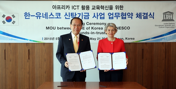 Deputy Prime Minister and Minister of Education Hwang Woo-yea (left) and Irina Bokova, UNESCO secretary-general, sign a memorandum of understanding to provide funds-in-trust regarding the use of information and communications technology (ICT) to boost education in three African nations, on May 25.