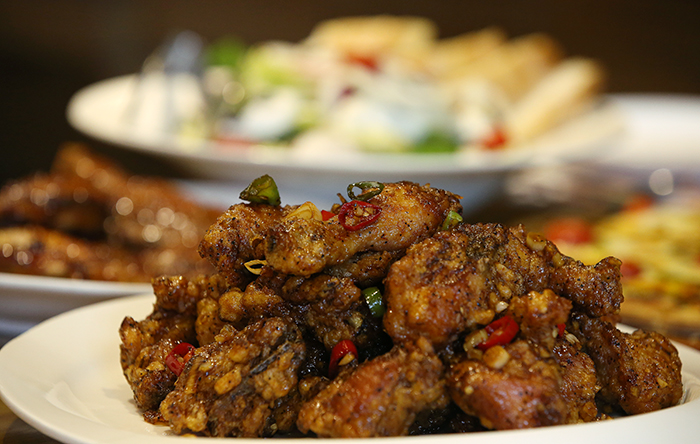 BBQ Chicken's so-called 'Paris Chicken' is its latest addition to the menu. It includes garlic, green onions and chilies. (photo: Jeon Han)