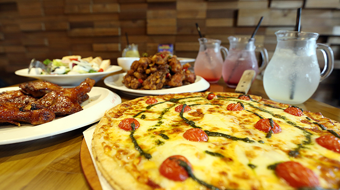 BBQ Chicken offers a variety of menu choices, from chicken cooked in various styles to other dishes, such as pizza and salads. (photo: Jeon Han)