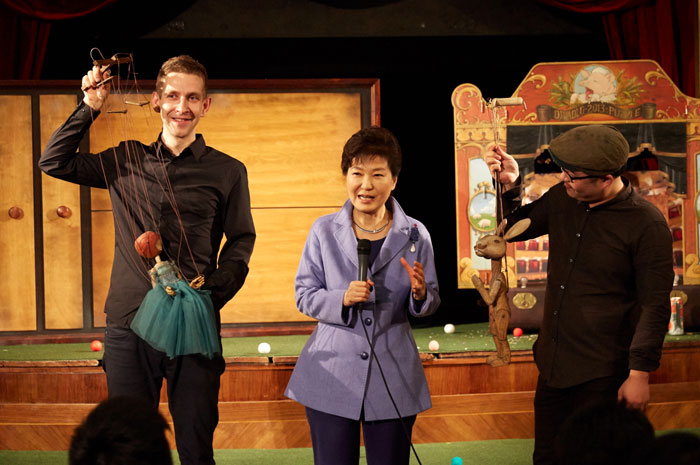 President Park Geun-hye (center) greets the performers after attending 'In the Attic,' a collaborative Korea-Czech Republic puppet show at the National Marionette Theatre in Prague on Dec. 2.