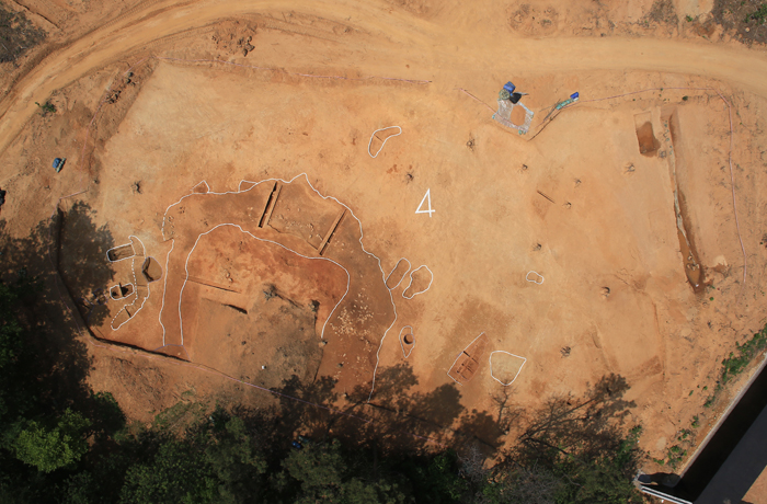  (Top) A tomb with a wooden coffin is under excavation. (Bottom) The area of excavation in Hwaseong, Geyonggi. (photos courtesy of the CHA) 