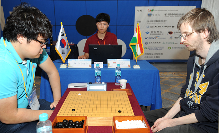 Korean Go player Wi Tae-woong (left) plays against a seventh-<i>dan</i> Hungarian opponent during the 35th World Amateur Go Championship held in Gyeongju, Gyeongsangbuk-do (North Gyeongsang Province), on July 9. (photo courtesy of the Korea Baduk Association)