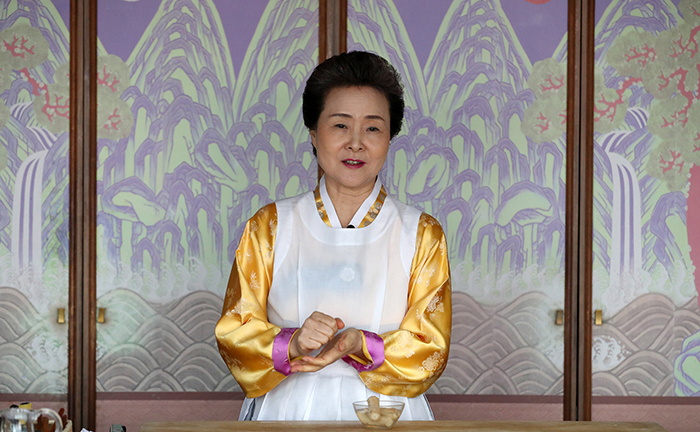 Director Yoon Sook-ja of the Institute of Traditional Korean Food demonstrates how to mix the minced meat and the ingredients for marinade, and how to knead it all together.