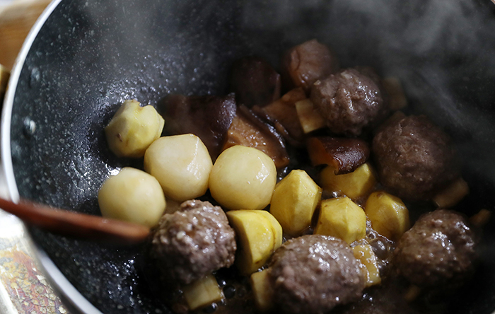 Heat the meat, water chestnuts, radishes, mushrooms and other ingredients for the marinade in the pan. Add in the gingko nuts and remove from the heat when the meat becomes tender.