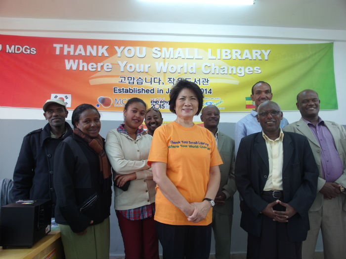 STEP Foundation Chairperson Dho Young-shim (center) and staffers of the Civil Service University in Addis Ababa, Ethiopia, pose for a photo to mark the opening of the small library on February 7. (photo courtesy of the MCST)
