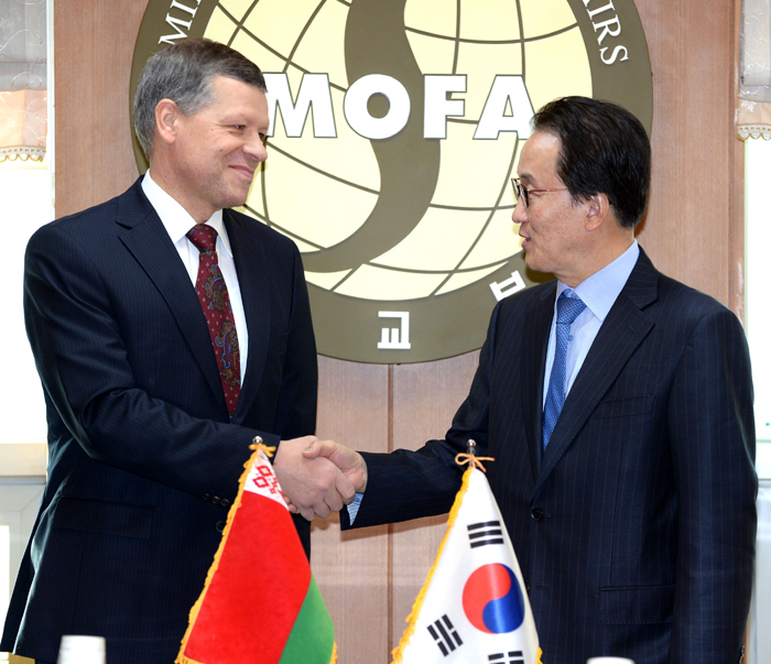 Deputy Minister for Protocol Affairs Lee Kyung-soo from the Ministry of Foreign Affairs (right) shakes hands with Belarusian Deputy Minister of Foreign Affairs Valentin Rybakov during the eighth Korea-Belarus Policy Conference in Seoul on February 2. 