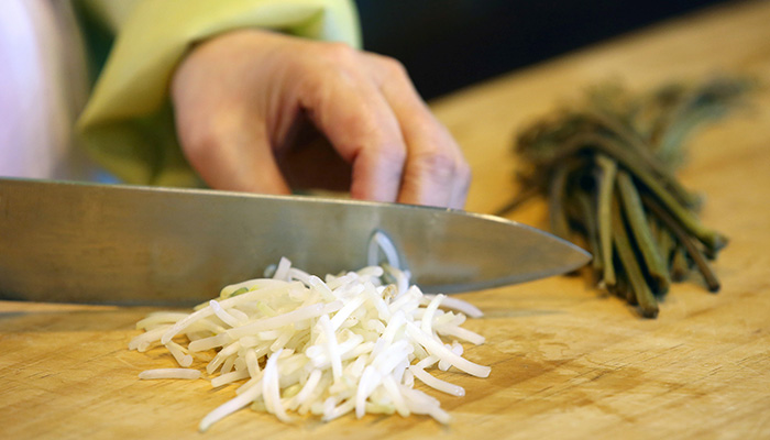 Cut the trimmed and soaked braken and bean sprouts into 2-centimeter slices long. 