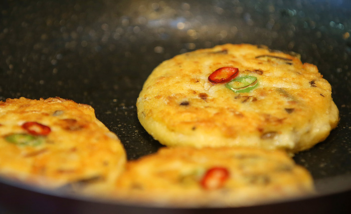 Add the mixture to a preheated frying pan with oil. Form the patties into round shapes. Cook them for 5 or 6 minutes over a medium heat, until the pancake turns a golden yellow.