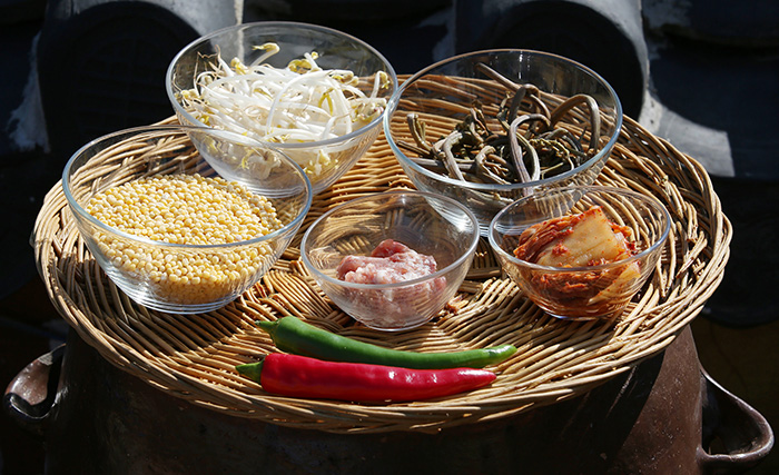 The main ingredients for <i>bindaetteok</i> are thin skin mung beans, pork, bean sprouts, braken, kimchi and then green and red peppers.