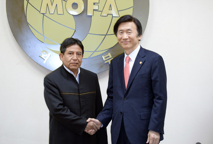 Foreign Minister Yun Byung-se (right) shakes hands with his Bolivian counterpart David Choquehuanca before the meeting in Seoul on January 12. 