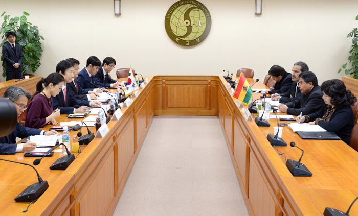 Foreign Minister Yun Byung-se and his Bolivian counterpart David Choquehuanca discuss expanding cooperation on technology and the exchange of human resources and training. 