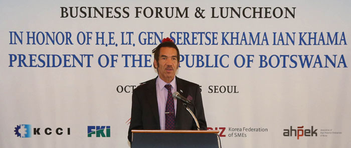 President of Botswana Ian Khama expresses his will to expand business opportunities with Korea on Oct. 22.