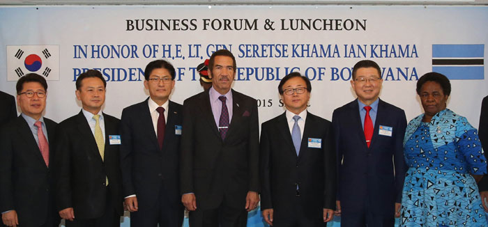 President of Botswana Ian Khama (center) poses for a group photo with participants at the business forum on Oct. 22 in Seoul.