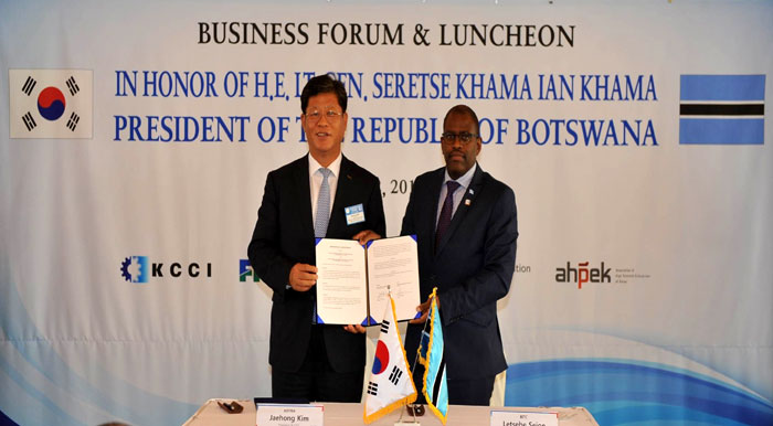 KOTRA CEO Kim Jaehong (left) and BITC CEO Letsebe Sejoe pose for a group photo after signing an MOU on Oct. 22 in Seoul.