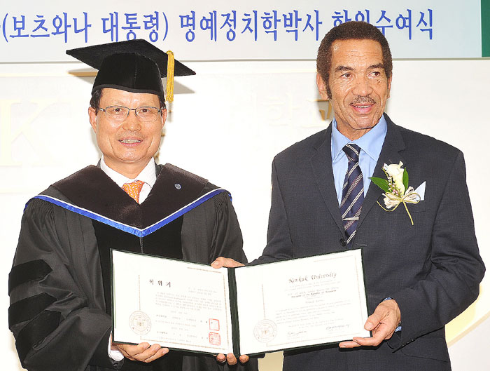 President of Botswana Ian Khama (right) and Konkuk University President Song Heeyoung pose for a group photo with Khama's honorary doctorate in politics on Oct. 21 in Seoul.