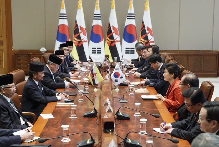 President Park Geun-hye (fourth from right) and Sultan Hassanal Bolkiah of Brunei hold the Korea-Brunei summit at Cheong Wa Dae.