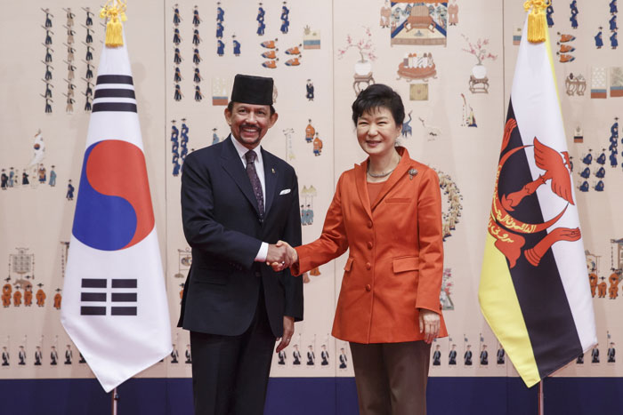 President Park Geun-hye (right) and Bruneian Sultan Hassanal Bolkiah shake hands prior to the Korea-Brunei summit at Cheong Wa Dae.