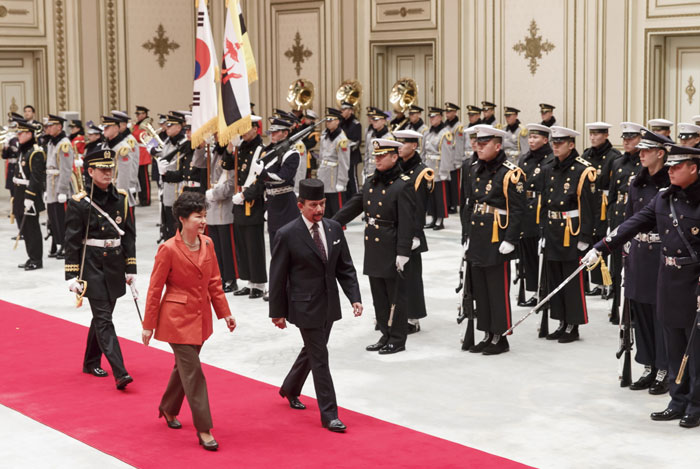 President Park Geun-hye and Bruneian Sultan Hassanal Bolkiah inspect the honor guard at Cheong Wa Dae.