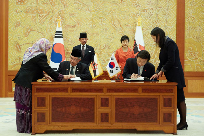 The foreign ministers of Korea and Brunei sign a double taxation avoidance agreement, with both President Park Geun-hye and Bruneian Sultan Hassanal Bolkiah present at the ceremony.