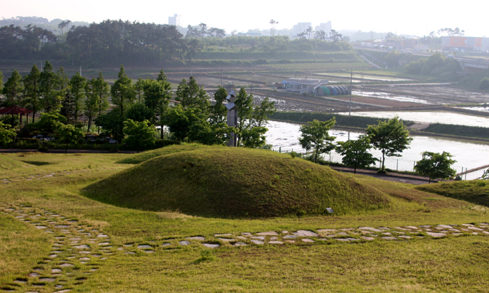 Bujang-ri_Tumuli_08.jpg