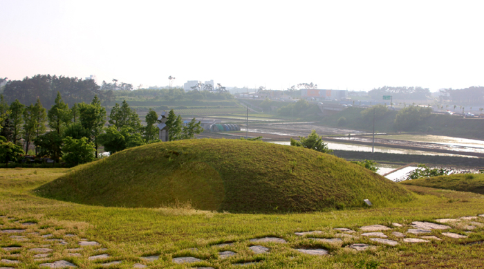 Bujang-ri_Tumuli_12.jpg