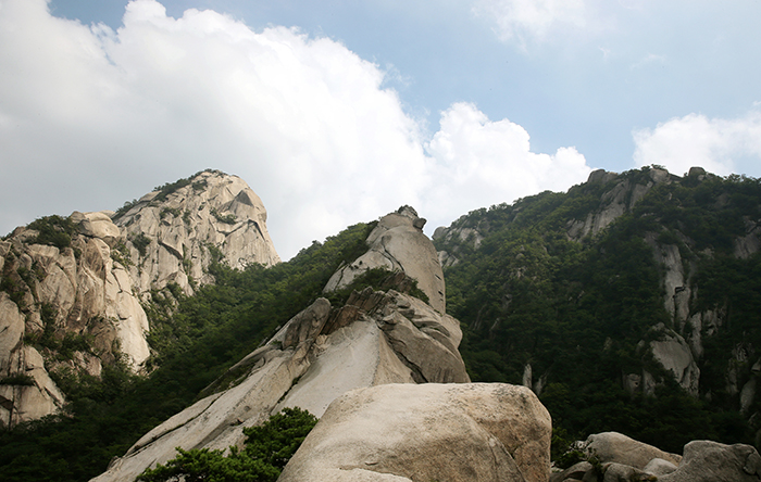 The Hidden Wall (center) is known for offering one of the best views of Bukhansan Mountain. To the left is Insubong Peak and on the right stands Baekundae Peak, the highest of the mountain's many peaks.(photo: Jeon Han)