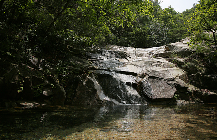 Clean and icy cold water flows through the valleys of Bukhansan Mountain. It is so cold that it is not easy to stay in for long, even in the summer heat. (photo: Jeon Han)