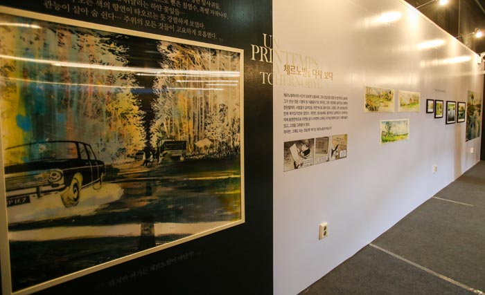  Special exhibitions with different themes are held during the festival. (Top) Spectators look at Lee Hyun-se's works. (Bottom) French comic book writer Emmanuel Lepage's 
