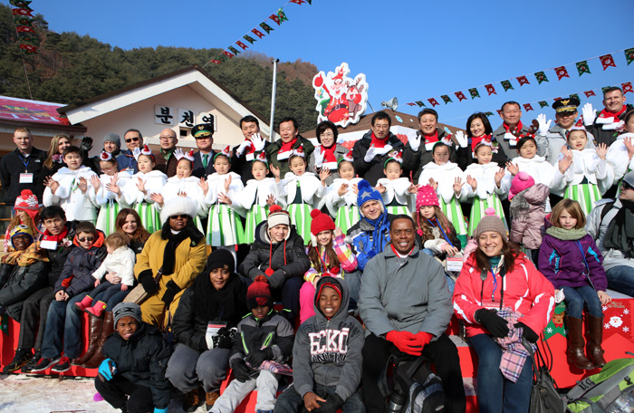 경상북도 봉화군 분천역 산타마을을 찾은 국, 내외 관광객들이 20일 기념사진을 찍으며 즐거워하고 있다. 