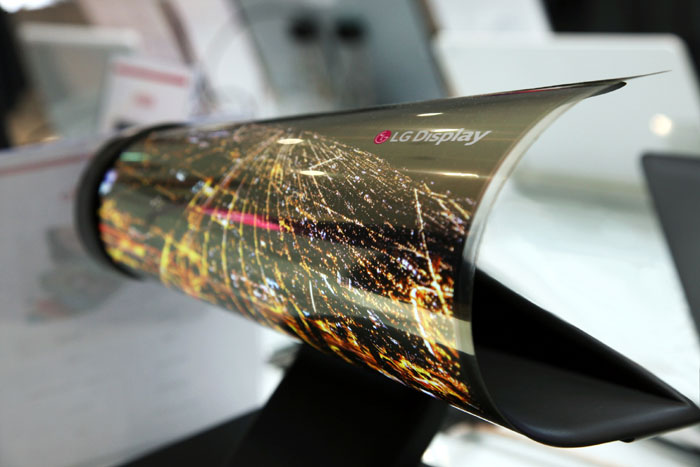 LG Display discloses the world’s first 18-inch (46-centimeter) rollable OLED screen at CES 2016.