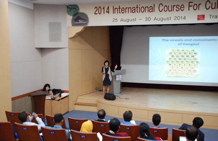 Participants in the International Course for Cultural Heritage Management listen to a lecture on Korean language. (photo courtesy of the Training Center for Traditional Culture)