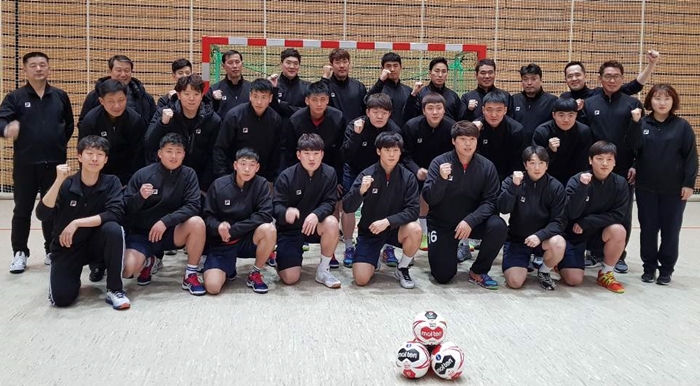 The men’s unified inter-Korean handball team on Dec. 22, 2018, poses for a group photo before its first practice in Berlin. (Yonhap News)