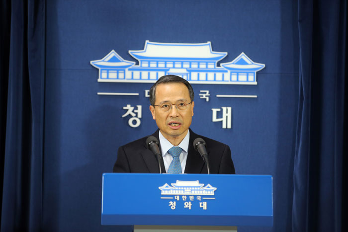Kim Kyou-hyun, senior presidential secretary for foreign affairs, announces President Park Geun-hye’s upcoming trip to Turkey, the Philippines and Malaysia for the G20, APEC, ASEAN and EAS meetings, on Nov. 8 at Cheong Wa Dae.